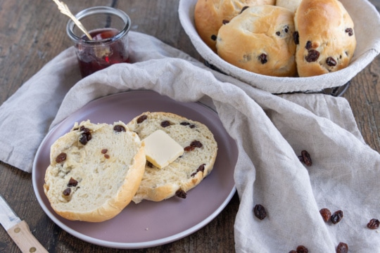 Rosinenbrötchen mit frischer Hefe