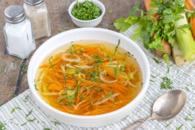 Klare Gemüsesuppe mit Suppengrün