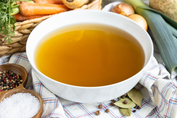 Einfache Gemüsebrühe selber kochen