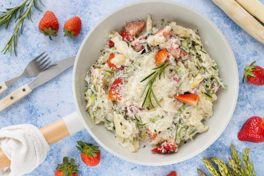 Spargel Erdbeer Pfanne