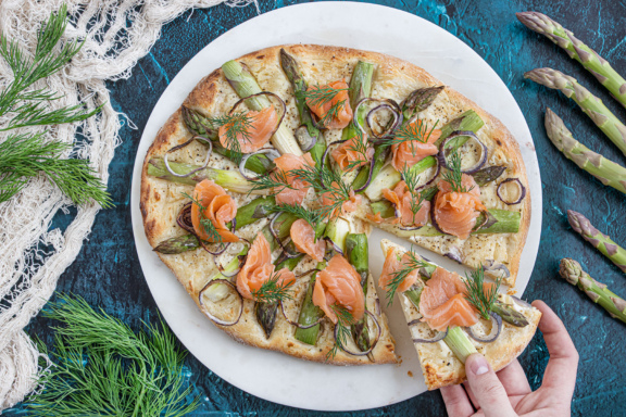 Spargelpizza mit Lachs