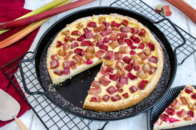 Rhabarberkuchen mit Pudding und Schmand