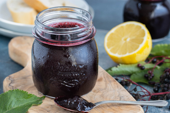 Holunderbeerengelee mit Apfelsaft und Zitrone