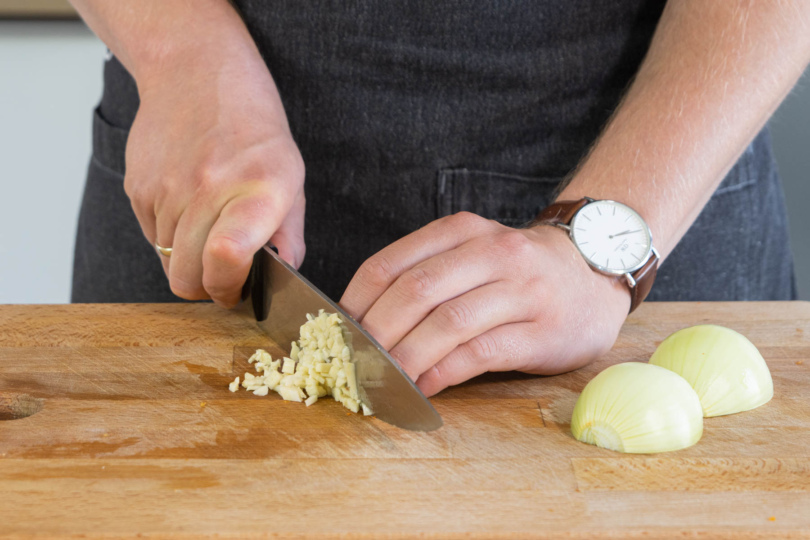 Zwiebeln klein hacken