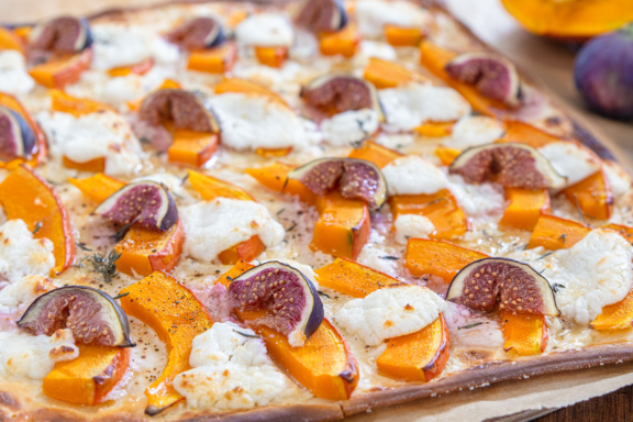 Kürbis-Flammkuchen mit Ziegenkäse