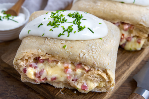 Handbrot mit Schinken und Käse
