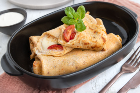 Pikante Pfannkuchen mit Tomate und Mozzarella