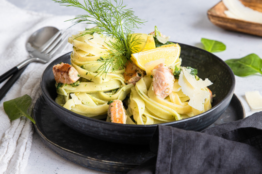 Lachs-Tagliatelle mit Spinat-Sahne-Sauce