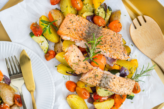 Lachs mit Kartoffeln und Gemüse im Ofen