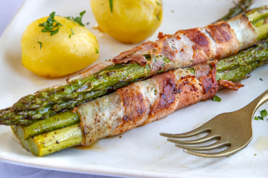 Spargel im Speckmantel