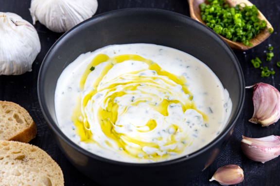 Knoblauch-Dip mit Schmand
