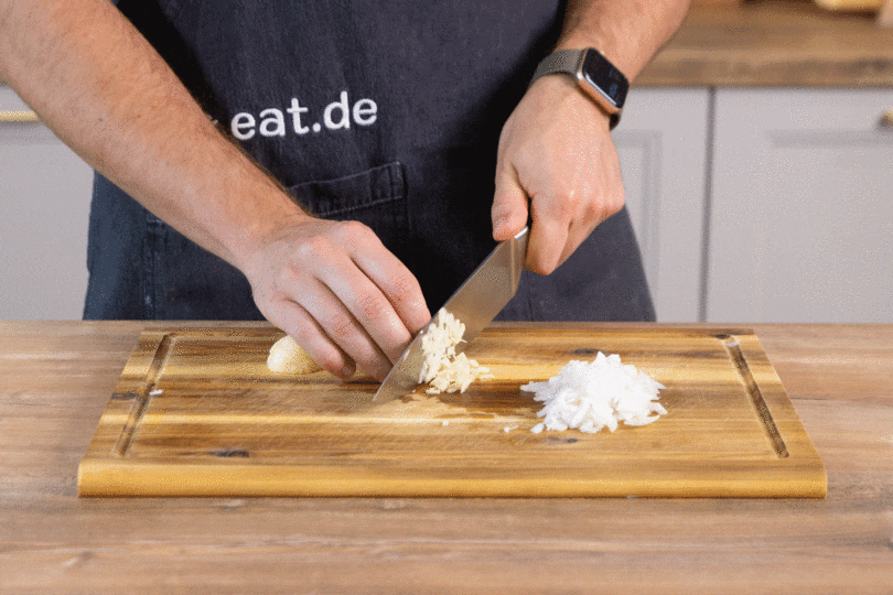 Knoblauch in kleine Stücke schneiden.