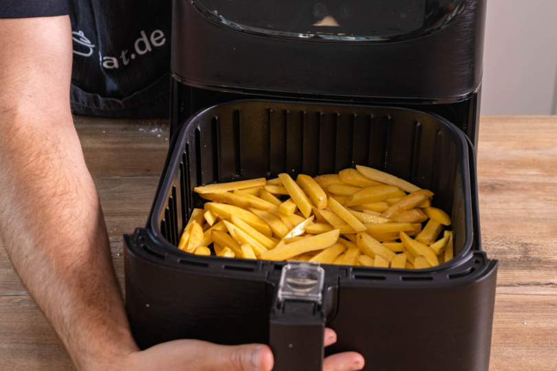 Pommes in Heißluftfritteuse legen