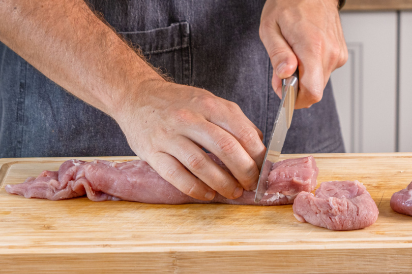 Schweinemedaillons schneiden