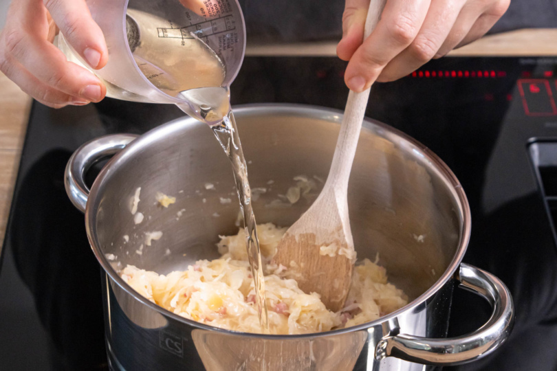 Weißwein zum Sauerkraut geben