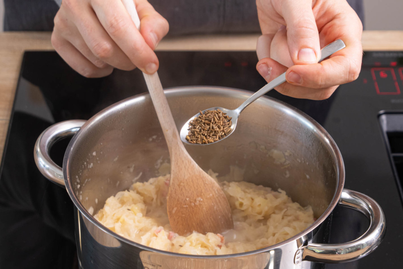 Dosenkraut mit Kümmel verfeinern