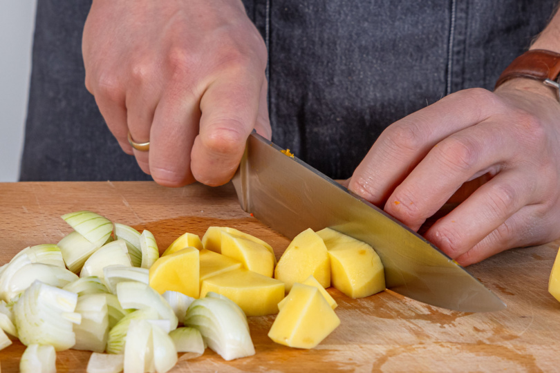 Kartoffeln sowie Zwiebeln schneiden