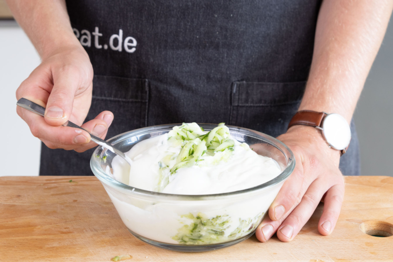 Joghurt und Gurke vermischen