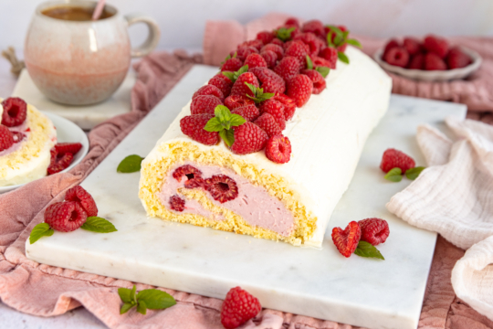Biskuitrolle mit Himbeeren