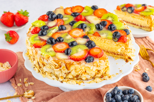 Klassische Obsttorte serviert