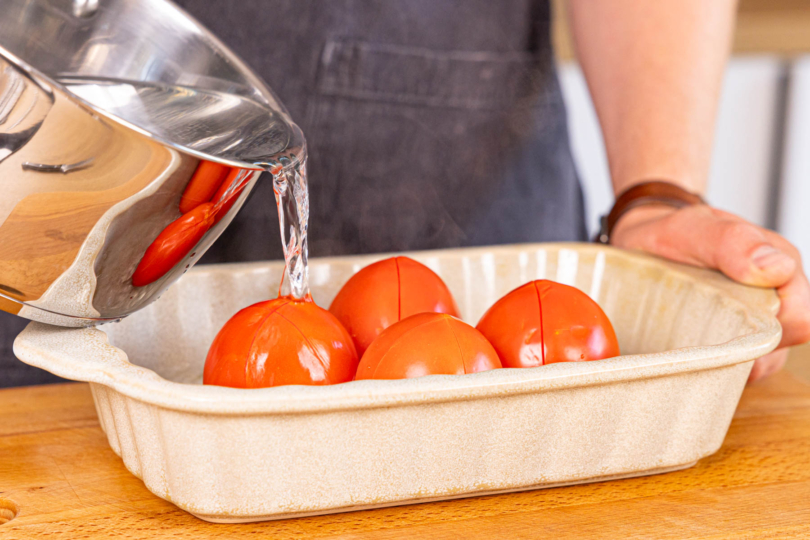 eingeschnittene Tomaten mit heießm Wasser übergießen