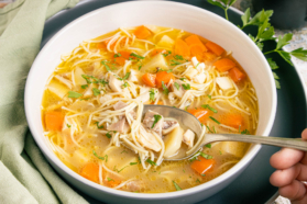 Hühnersuppe aus dem Schnellkochtopf