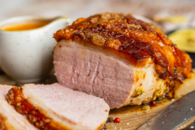 Saftiger Schinkenbraten: das klassische Rezept nah