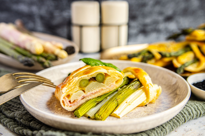 Spargel im Blätterteig im Anschnitt