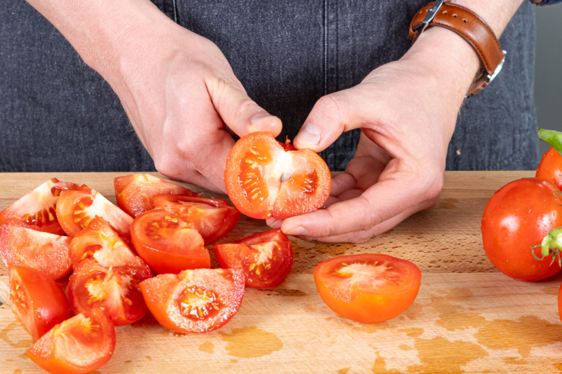 Strunk aus den Tomaten schneiden und diese klein schneiden